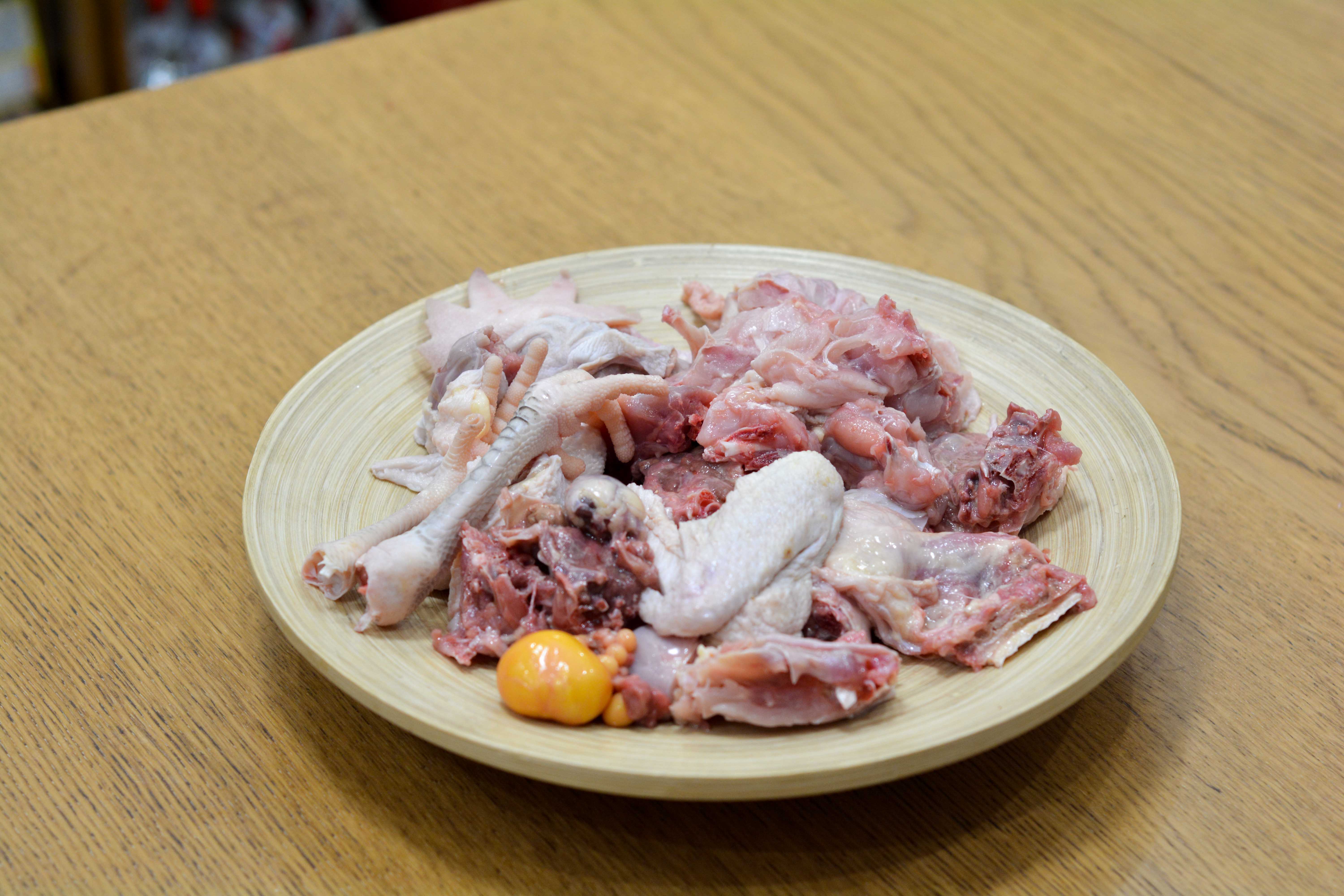 北方冬天必吃的一锅菜，老母鸡炖栗子，肉烂汤浓味香，真解馋