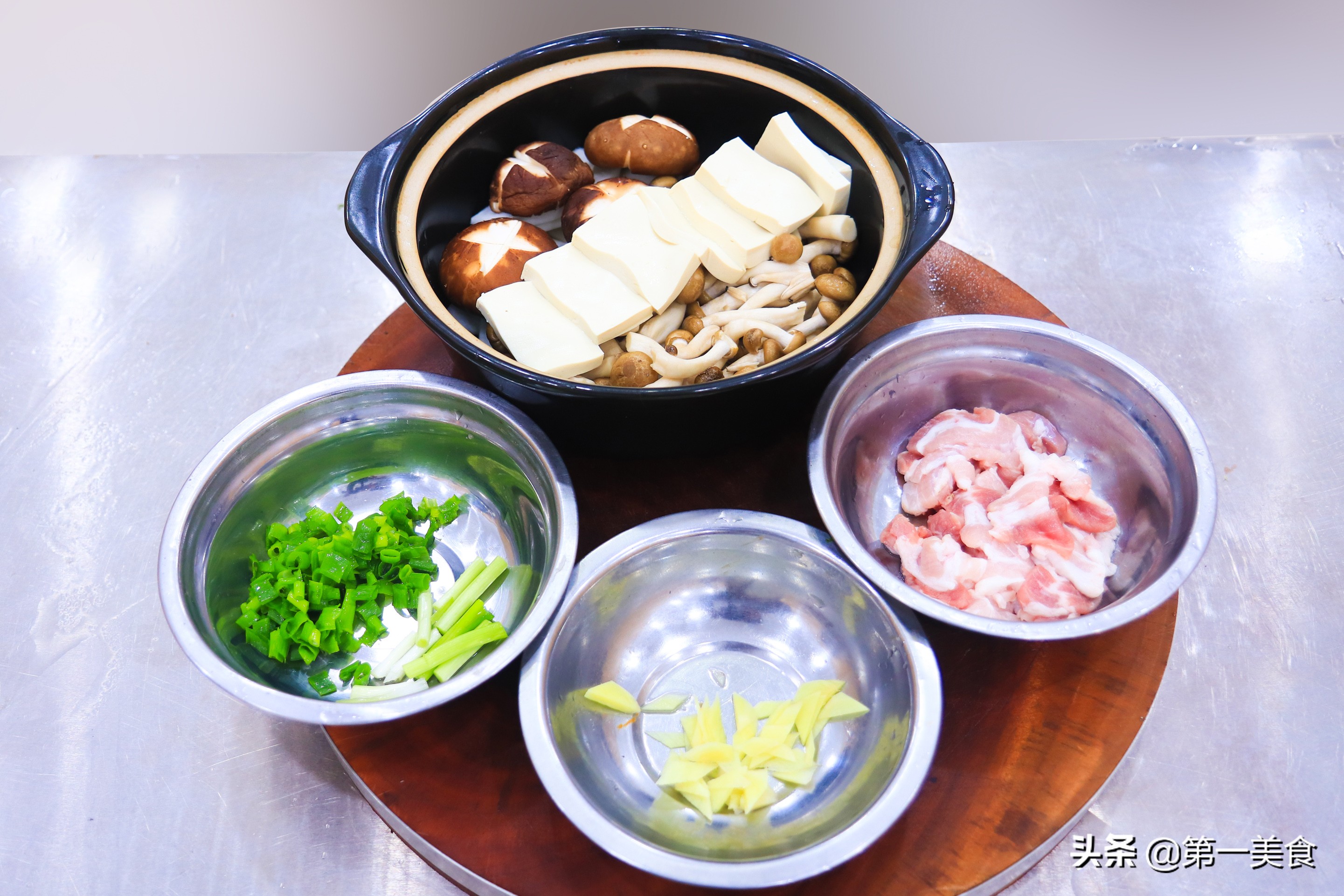 家常简单的菌菇汤做法，汁浓汤鲜味道香，喝一碗浑身暖洋洋的